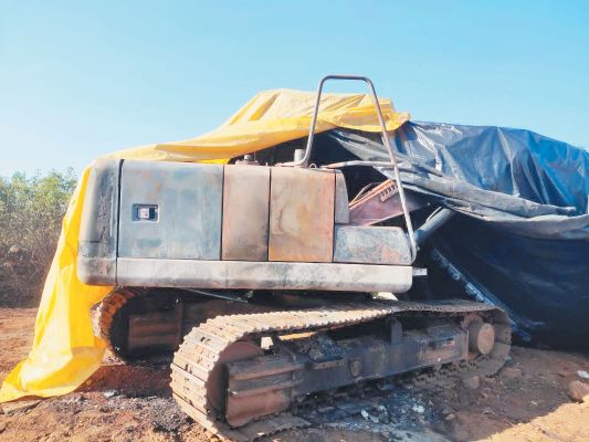 बचेली हाईस्कूल मैदान के पास खड़ी पोकलेन में आगजनी, बड़ा हादसा टला