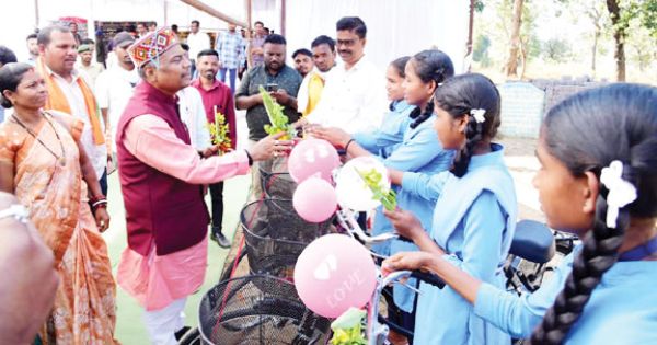 वन मंत्री  ने 17 करोड़ से अधिक के विकास कार्यों का किया भूमिपूजन, छात्राओं को दी साइकिल