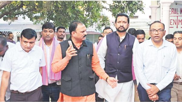 स्वास्थ्य मंत्री ने सिविल अस्पताल खैरागढ़ का किया निरीक्षण