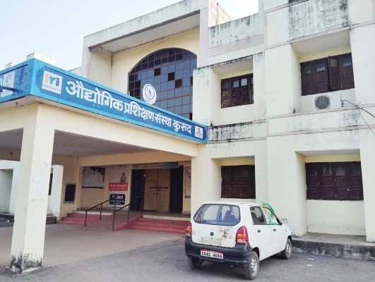 ऐसे में कैसे बनेगा कुरुद शिक्षा हब, विद्यार्थी मात्र हाजिरी देने जा रहे आईटीआई