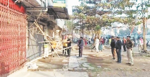 सुपेला संडे मार्केट में सडक़ पर दुकान लगाने वाले कारोबारियों पर निगम प्रशासन-पुलिस की कार्यवाही