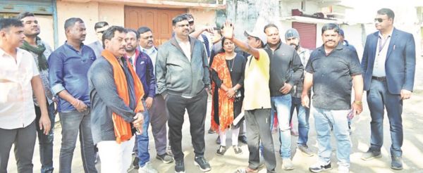 वार्ड भ्रमण में पहुँचे मंत्री, मुलाकात