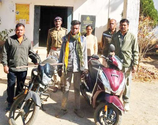 घर से बाइक - स्कूटी चोरी का आरोपी गिरफ्तार