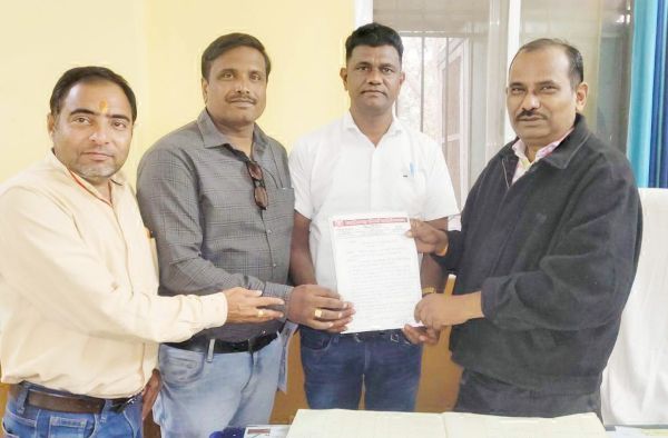 टीचर्स एसोसिएशन ने कलेक्टर व डीईओ को सौंपा ज्ञापन
