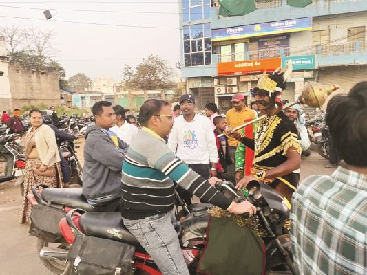 नियमों को लेकर यातायात विभाग वाहन चालकों को कर रही जागरूक