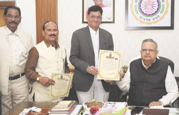 निर्धन और जरूरतमंद को नि:शुल्क पुस्तक व स्वास्थ्य परीक्षण शिविर