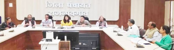 जिपं सीईओ ने की योजनाओं व विकास कार्यों की प्रगति की समीक्षा