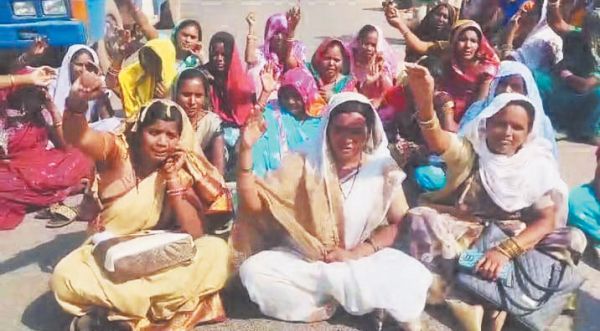 मध्याह्न भोजन रसोइया संघ की सदस्य महिलाएं घोड़ारी में प्रदर्शन पर बैठीं