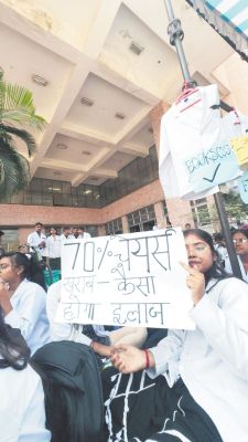 डेंटल छात्रों का धरना प्रदर्शन चौथे दिन भी जारी