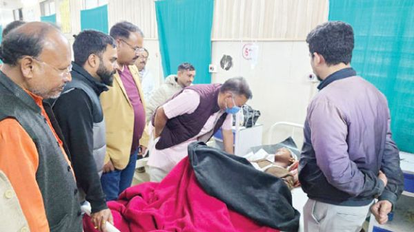 ओरसा घाट बस हादसा: भाजपा जिलाध्यक्ष ने मेडिकल कॉलेज पहुंचकर घायलों का जाना हालचाल