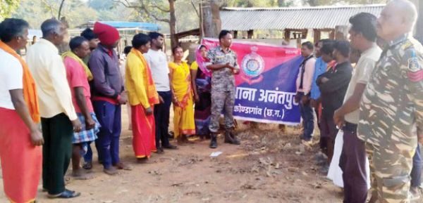 चलित थाना लगा ग्रामीणों को किया जागरूक