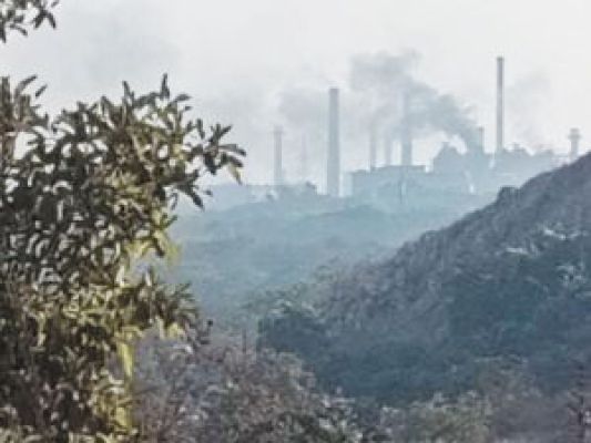 जिंदल स्टील एंड पॉवर पतरापाली में उड़ रहा काला धुआं