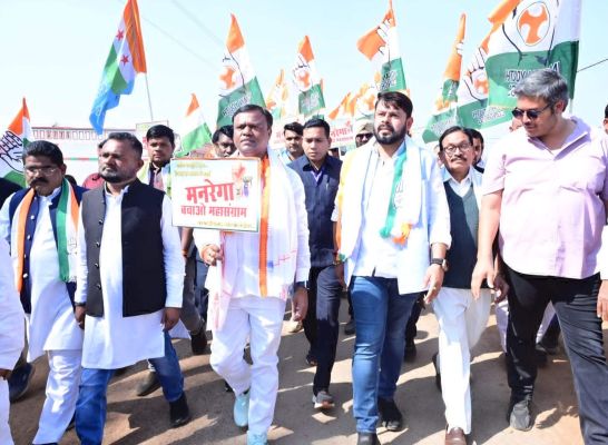 कांग्रेस का मनरेगा कानून बचाओ लेकर पदयात्रा, लोगों से मिले