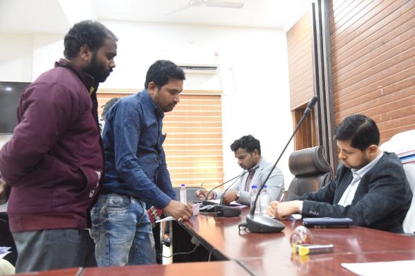 जनदर्शन : नाली बंद होने व सडक़ ढलान बदलने से जाम, वार्डवासी आवेदन लेकर पहुंचे