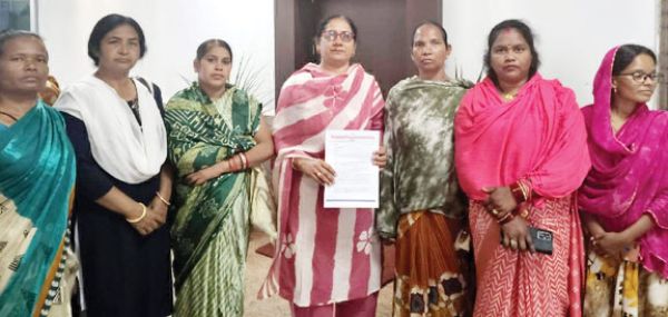 नौकरी यथावत रखने की मांग,  बालगृह कर्मियों ने कलेक्टर को सौंपा ज्ञापन