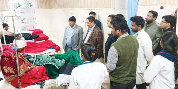 ओरसा घाट बस हादसे में घायल मरीजों से मिले सम्भागायुक्त