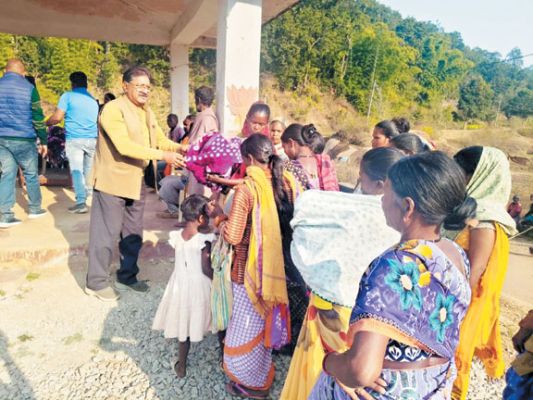 कोरवा परिवारों के बीच स्नेह और संवेदना की गर्माहट