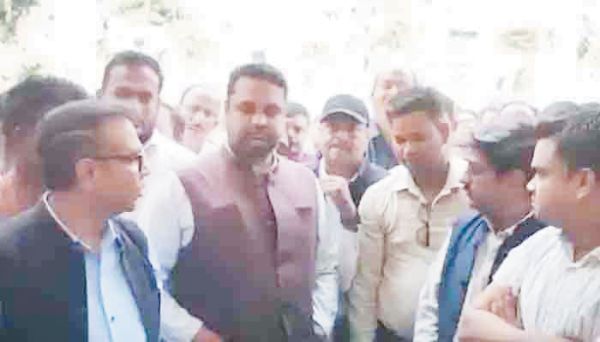 धान खरीदी में अनियमितता का आरोप, विधायक के साथ किसान पहुंचे कलेक्टोरेट