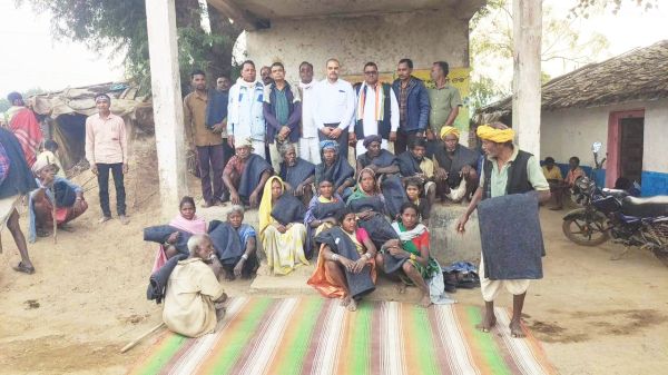 वनांचल क्षेत्र में कंबल वितरण, बैगा परिवारों को मिली ठंड से राहत