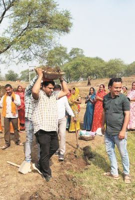 कार्यस्थल पर कांग्रेस नेताओं ने चलाया फावड़ा