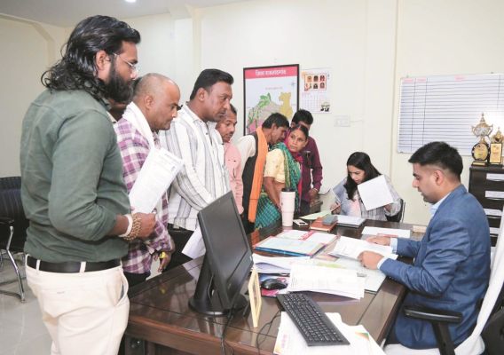 कलेक्टर ने सुनी नागरिकों की समस्याएं