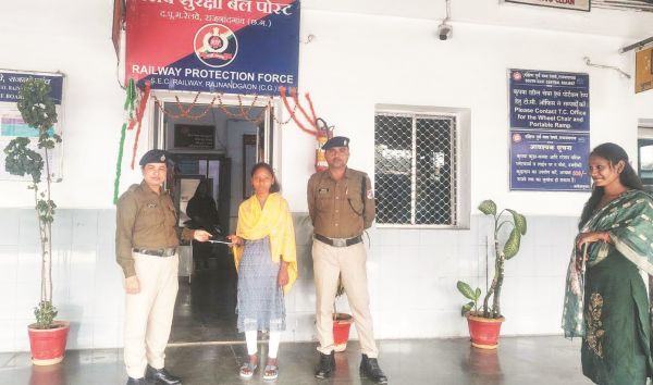 रेल्वे पुलिस ने गुम मोबाइल मालिकों को लौटाया