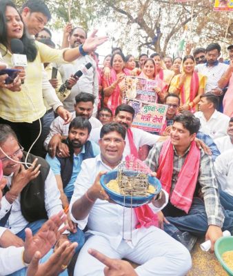 कांग्रेस ने चूहे की बारात निकालकर अनोखे अंदाज में किया प्रदर्शन