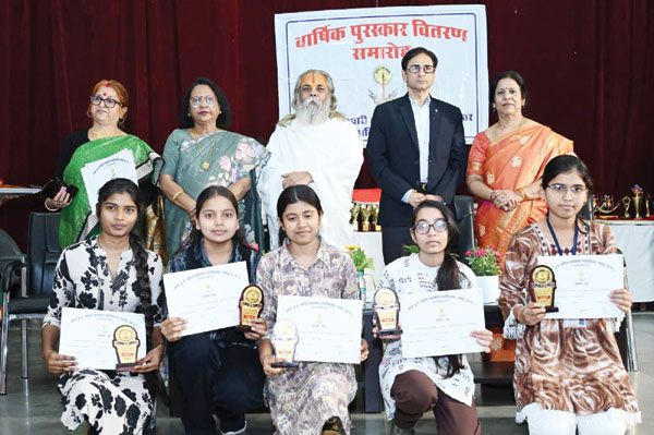 गल्र्स कॉलेज के वार्षिकोत्सव में मेघावियों को पुरस्कार वितरित