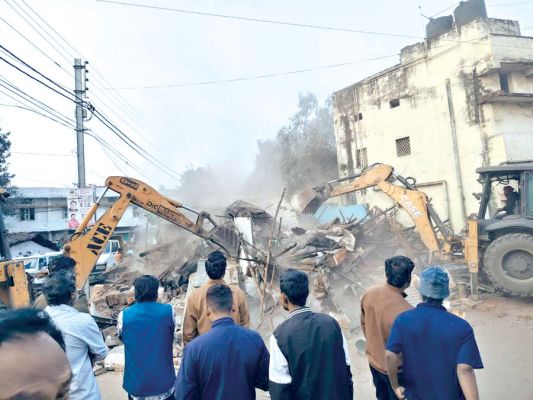 रेप के आरोपी अधेड़ का घर और  दुकान को बुलडोजर ने कुचला