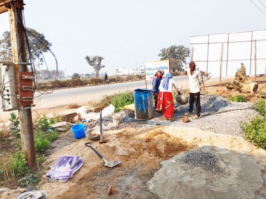 सडक़ पर निर्माण को लेकर विवाद  स्थगन आदेश के उल्लंघन का आरोप