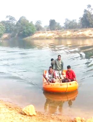 इंद्रावती घाट पर नाव पलटी,  मां-बेटी की लाश मिली, 2 लापता