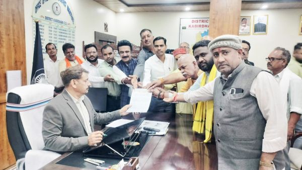  शंकराचार्य के अपमान के विरोध में सडक़ों पर उतरा सनातन समाज, ज्ञापन सौंपा