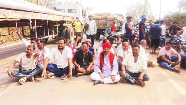 किसानों ने प्रशासन के खिलाफ सडक़ पर उतरकर किया प्रदर्शन