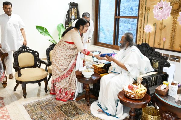  संगीत विवि के दीक्षांत समारोह के लिए  कुलपति ने श्री श्री रविशंकर से की भेंट