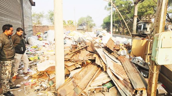 अवैध कबाड़ समेत 4.90 करोड़ से अधिक की संपत्ति जब्त, 17 आरोपी गिरफ्तार