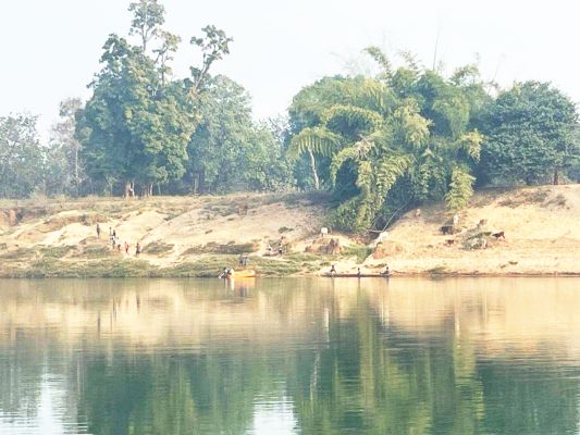 इंद्रावती में नाव पलटी, मां-बेटे की मौत, दो अब भी लापता