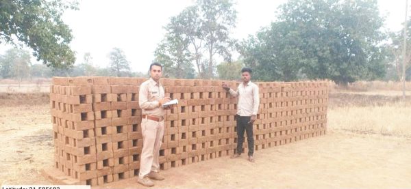 अवैध खुदाई व ईंट निर्माण पर कार्रवाई, अवैध ईंटें व जलाऊ लकड़ी जब्त