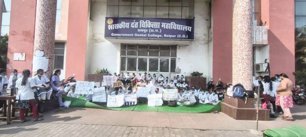 डेंटल छात्रों को हिरासत में ले तूता छोड़ आई पुलिस