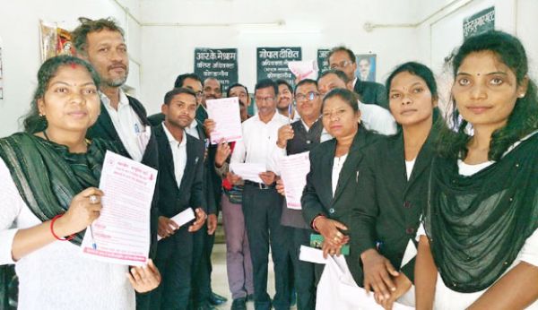 सीपीआई ने अधिवक्ताओं को बांटे कलम