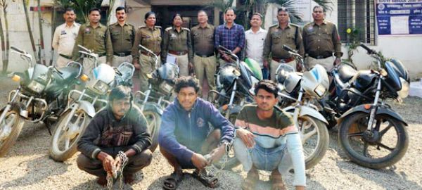 ज्यादा पैसे कमाने के लालच में बने बाइक चोर, 3 आरोपी गिरफ्तार