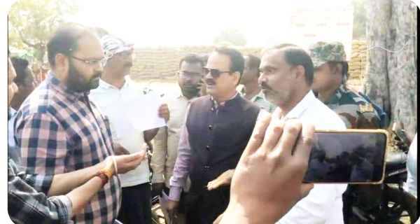 धान खरीदी केंद्र में निरीक्षण के दौरान अनियमितता का आरोप