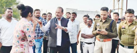 शराब दुकान  के विरोध में ग्रामीणों संग खड़े हुए भाजपा किसान नेता योगेश