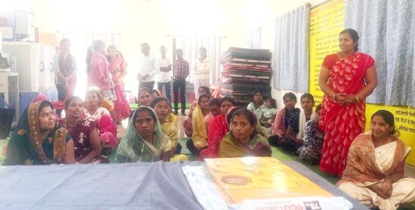 संभागायुक्त ने महिला समूहों को दिए मार्केटिंग-आत्मनिर्भरता के मंत्र