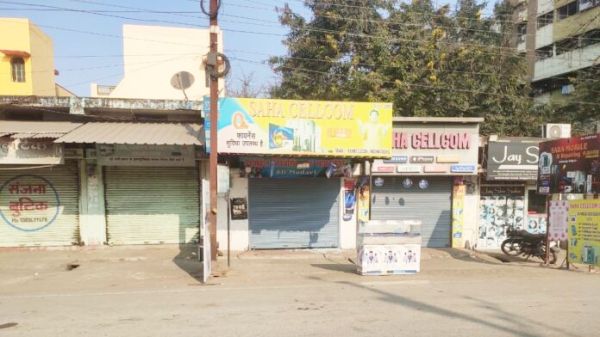 मोबाइल दुकान का ताला तोडक़र लाखों की चोरी