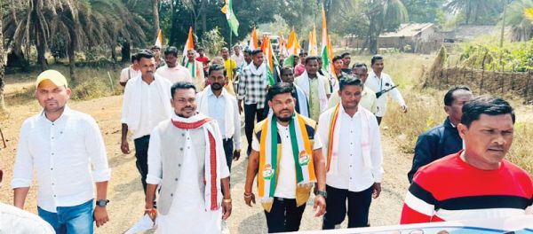 मनरेगा बचाओ संग्राम:पदयात्रा कर सैकड़ों मजदूरों के बीच पहुंचे कांग्रेसी