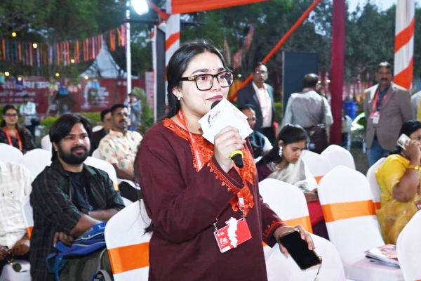 ओपन माइक से नवीन प्रतिभाओं को मिला मंच पहले दिन 75 से अधिक ने लिया हिस्सा