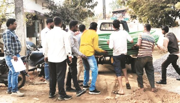 बिना अनुमति केबल बिछाने से पाइपलाइन क्षतिग्रस्त, सामग्री जब्त