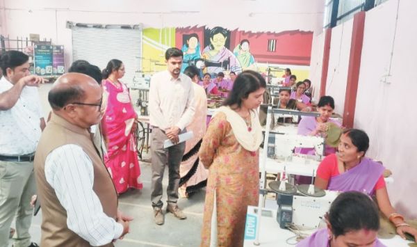 प्रमुख सचिव ने राज्यपाल के गोद ग्राम का किया निरीक्षण