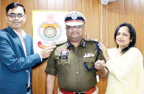 आईपीएस राजेश कुमार अग्रवाल को पदोन्नति, आईजी सरगुजा रेंज ने कॉलर बैच लगाकर दी शुभकामनाएं