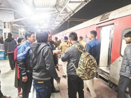 गलत डिस्प्ले से बुजुर्ग ने लगाई दौड़, ट्रेन के नीचे आने से बचा